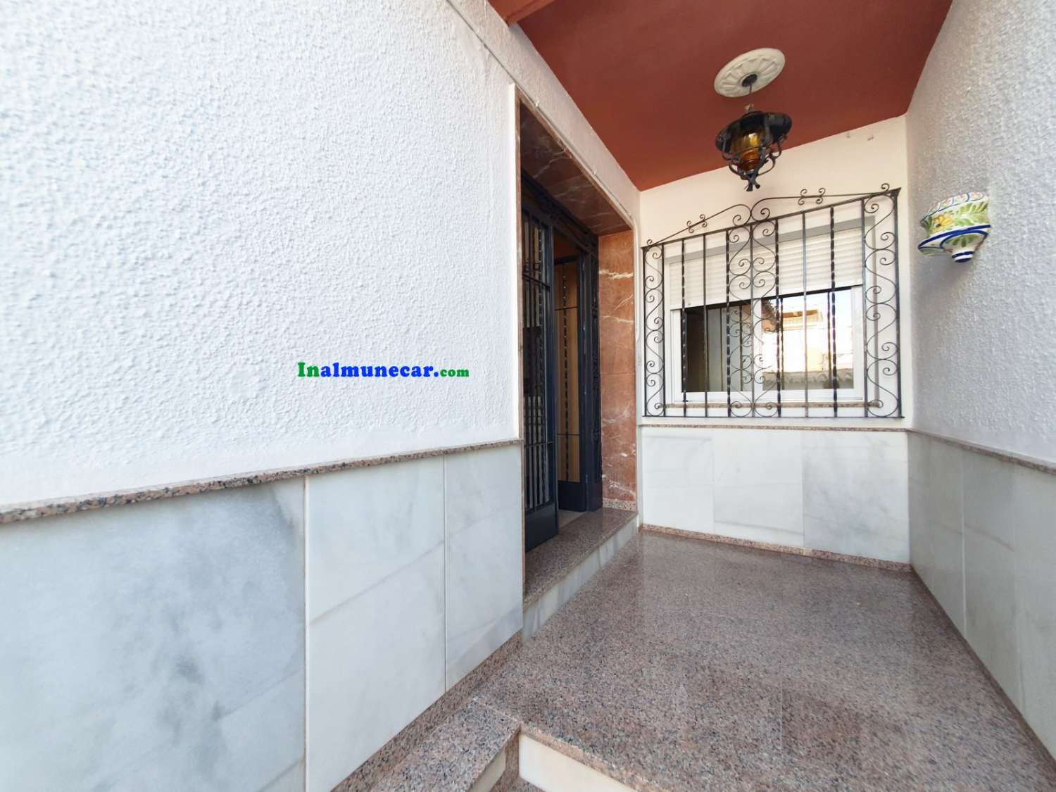 House for sale in Almuñécar with two large closed garages and great terraces