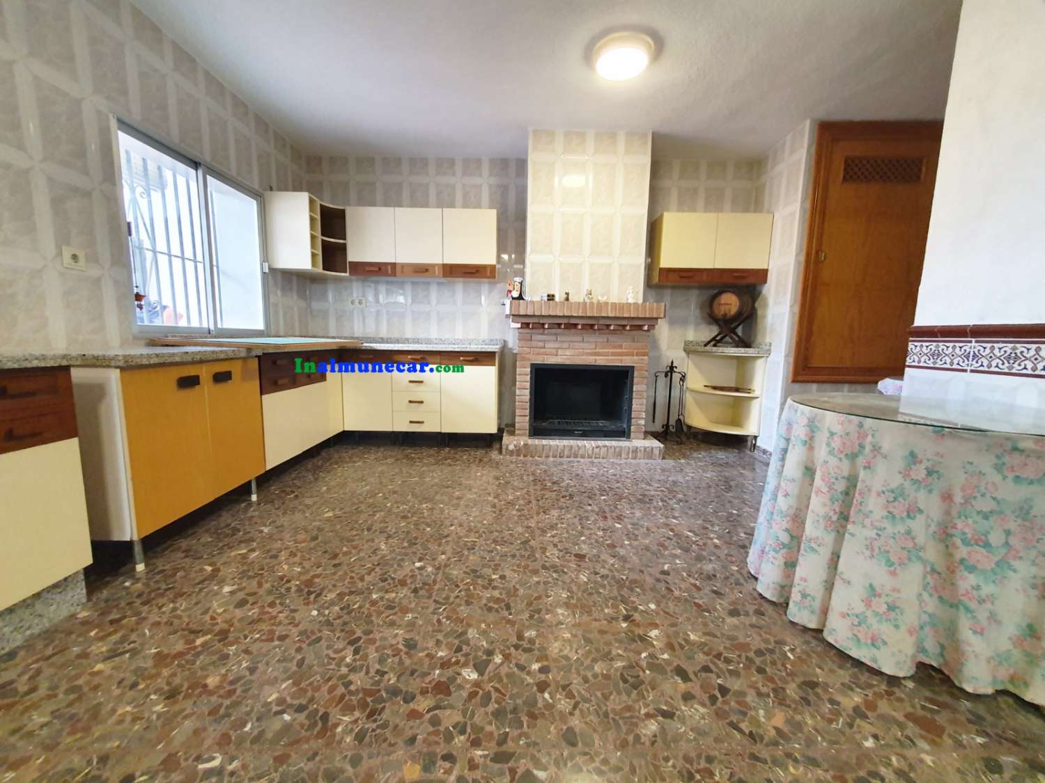 Casa en venta en Almuñécar con dos grandes cocheras cerradas y amplias terrazas