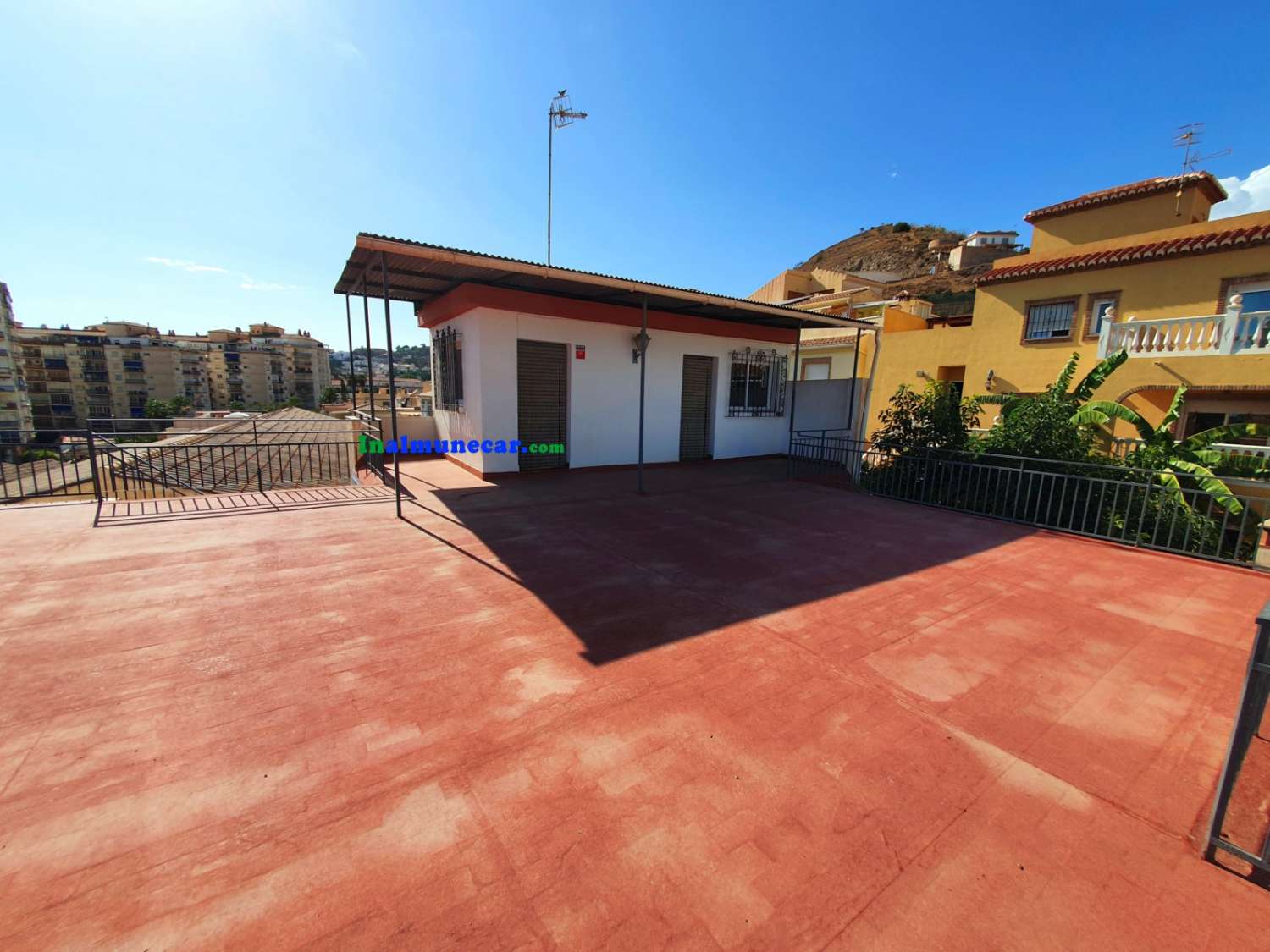 Maison à vendre à Almuñécar avec deux grands garages fermés et de grandes terrasses