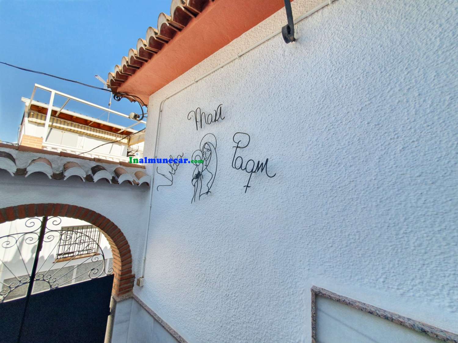 House for sale in Almuñécar with two large closed garages and great terraces