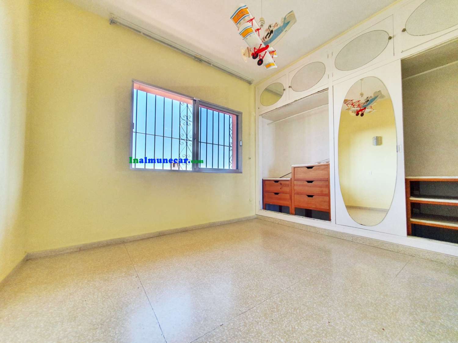 House for sale in Almuñécar with two large closed garages and great terraces