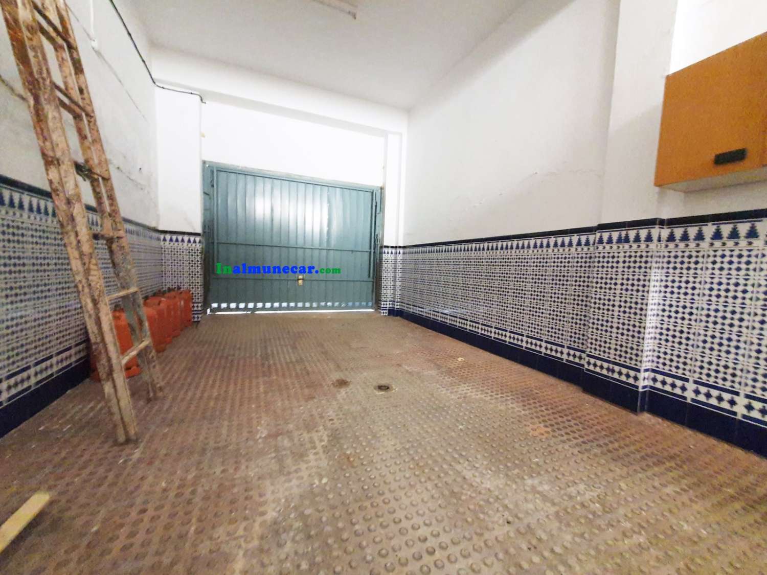 Casa en venta en Almuñécar con dos grandes cocheras cerradas y amplias terrazas