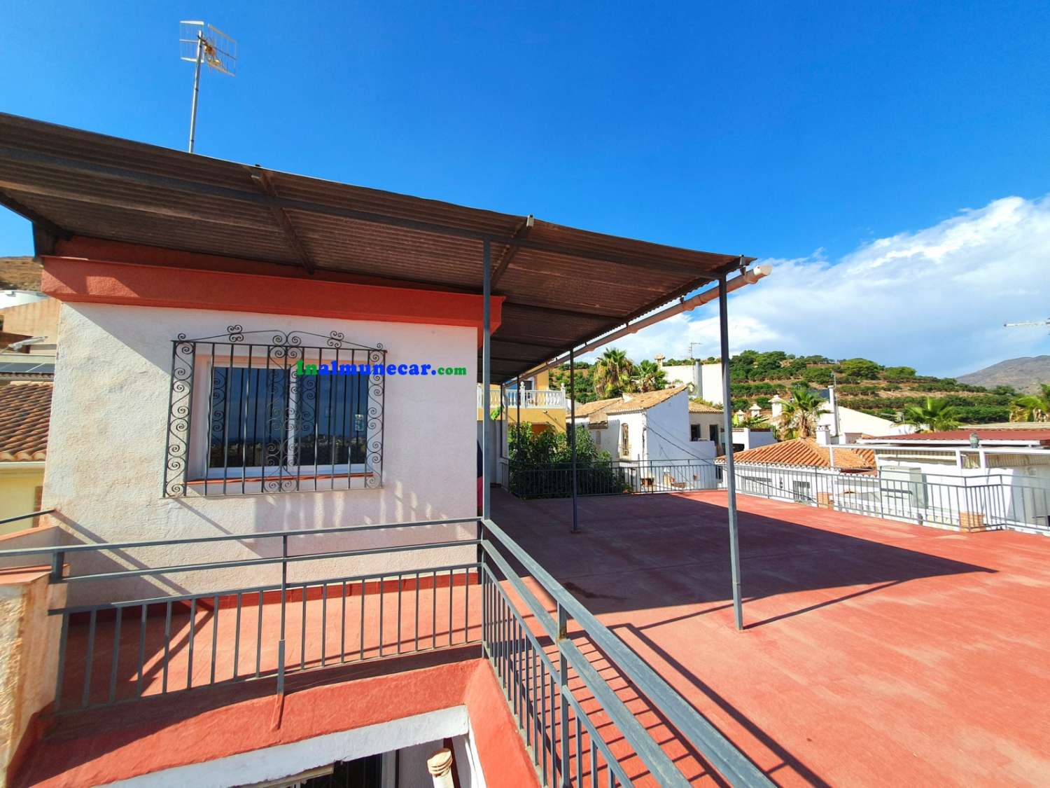 House for sale in Almuñécar with two large closed garages and great terraces