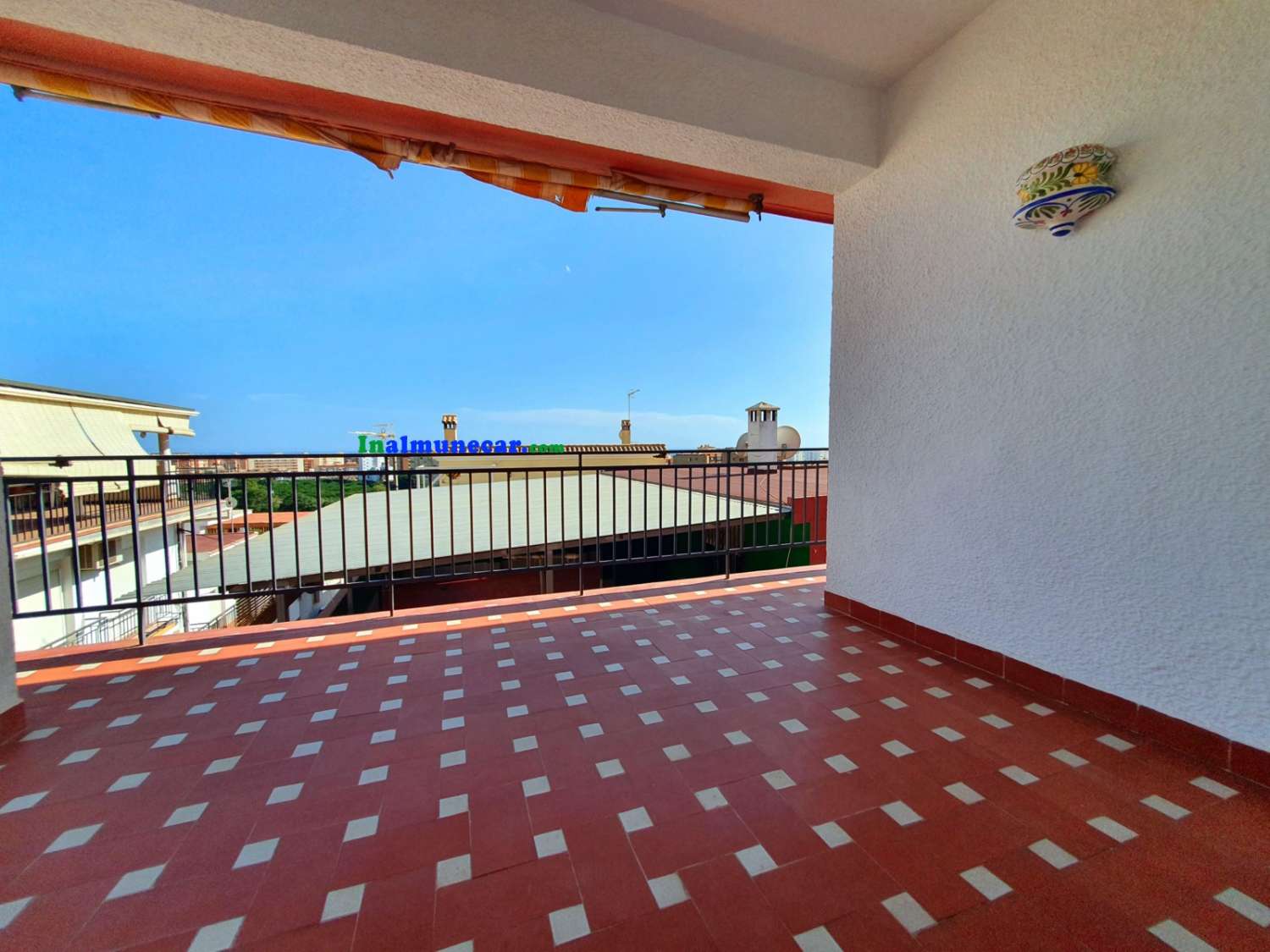 House for sale in Almuñécar with two large closed garages and great terraces