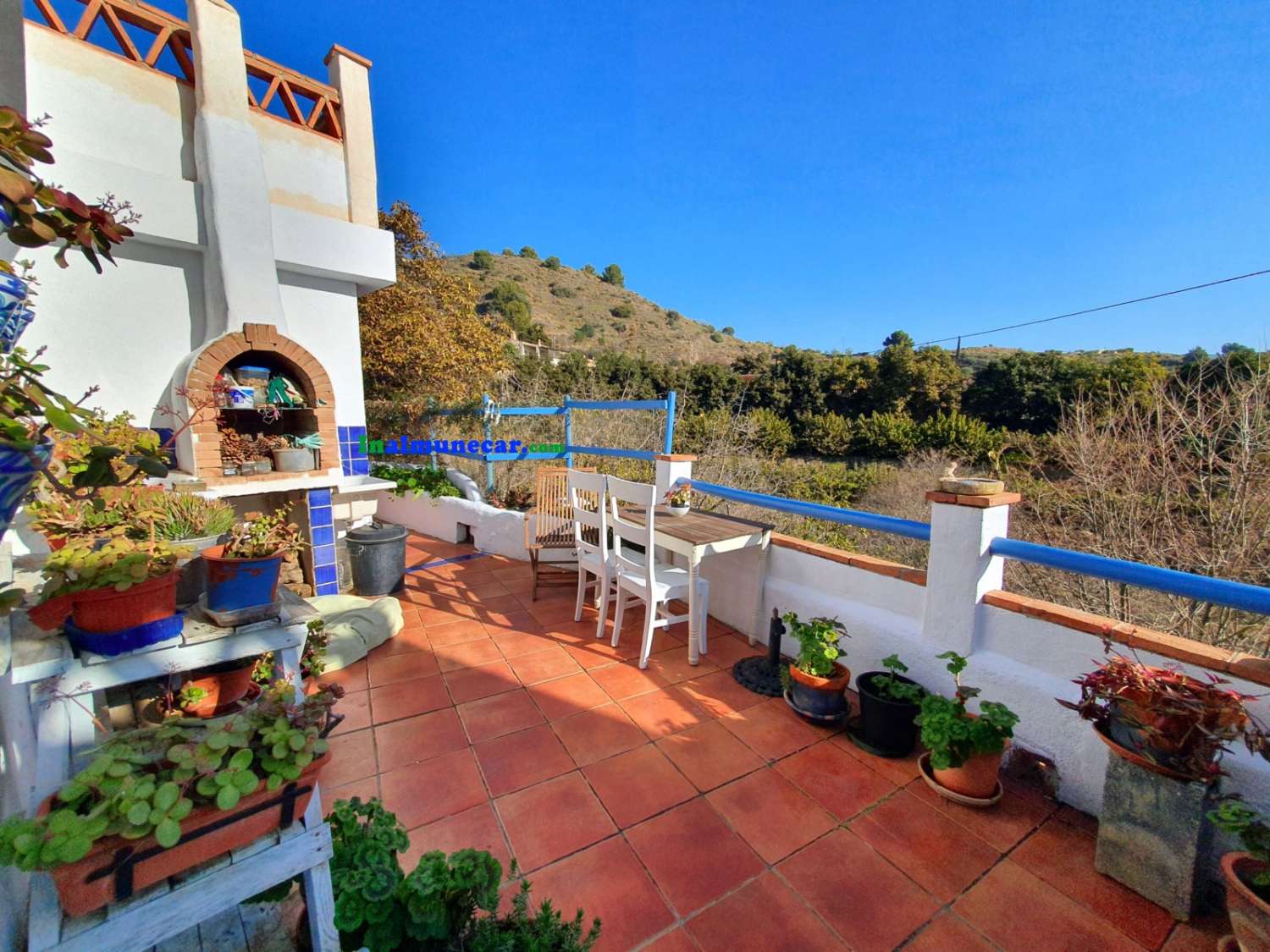 Maison de campagne à vendre à Almuñecar avec de belles vues.