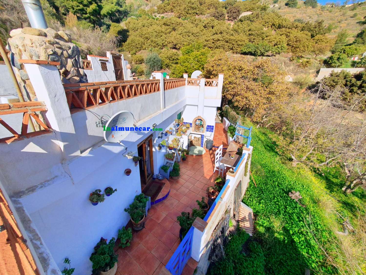 Maison de campagne à vendre à Almuñecar avec de belles vues.