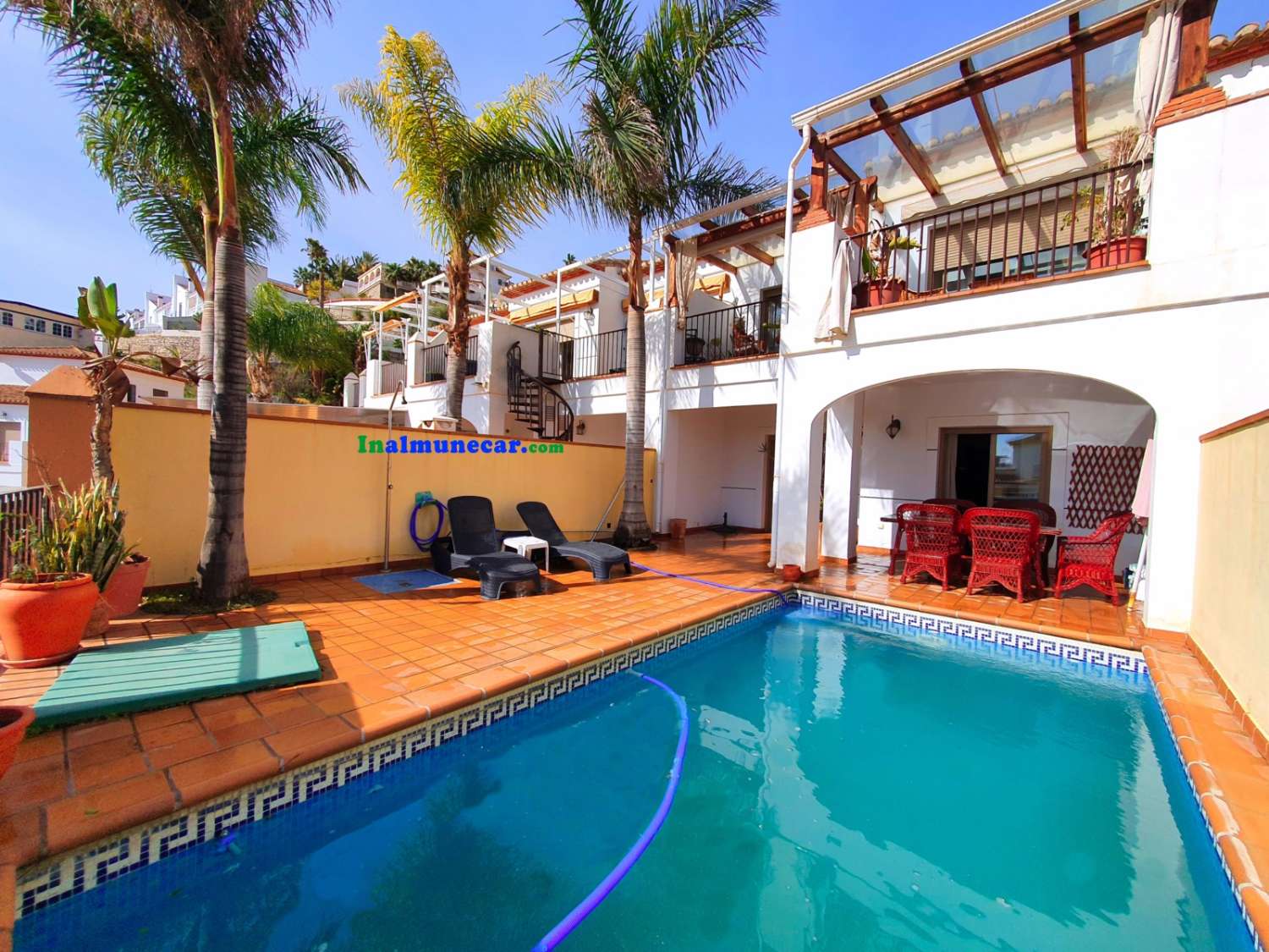 Casa adosada en venta en Almuñecar, muy soleada y con piscina privada.