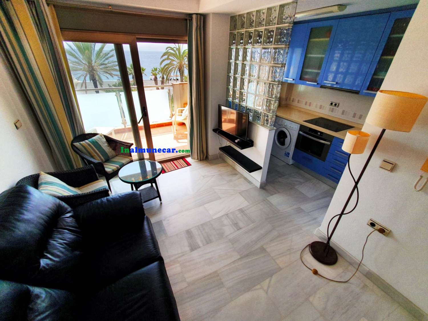 Apartamento en venta  en primera línea de playa , en el Paseo de Velilla, Almuñécar, Costa Tropical.