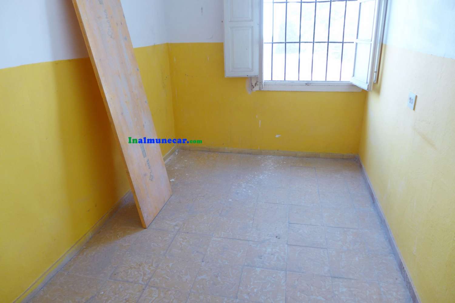 Se vende casa en Almuñécar, en el casco antiguo del barrio de San Miguel.