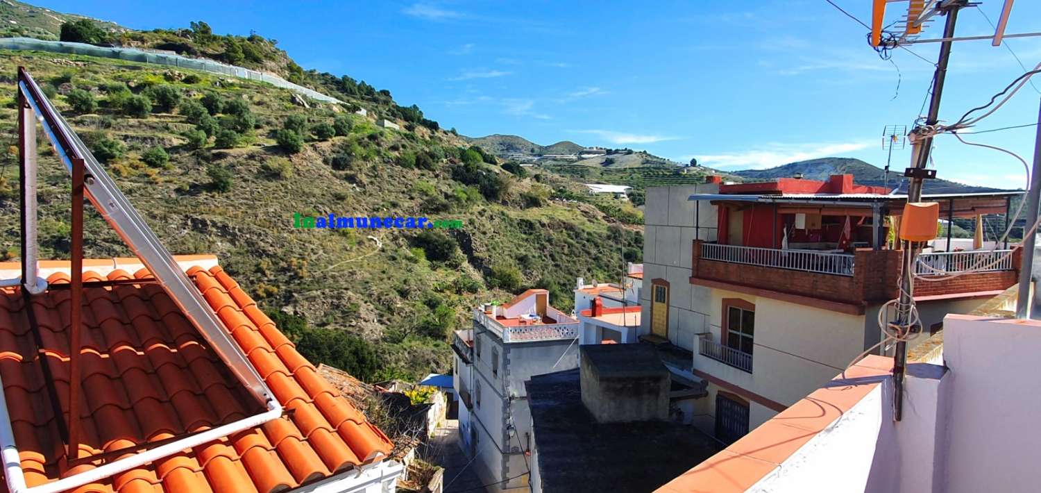 Hus till salu i Itrabo, med utsikt över bergen