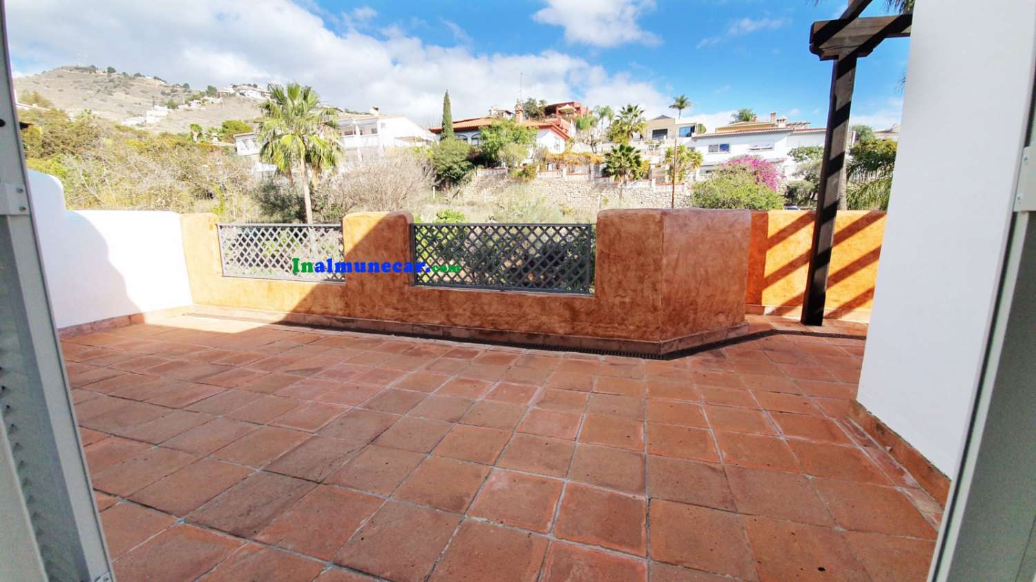 Smuk lejlighed til salg i Almuñecar, med fælles pool og frodige haver