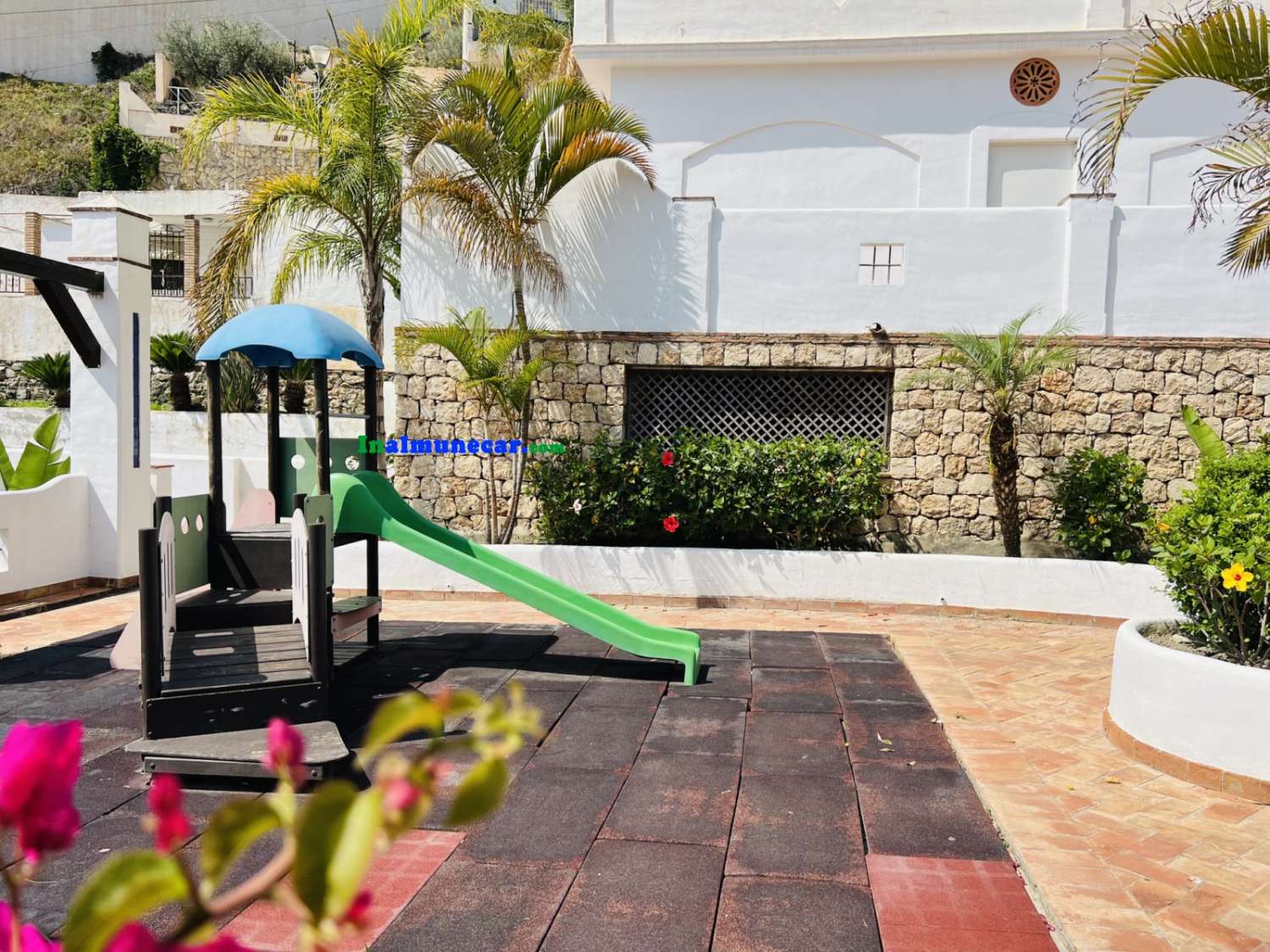 Precioso apartamento en venta en Almuñécar, con piscina comunitaria y frondosos jardines