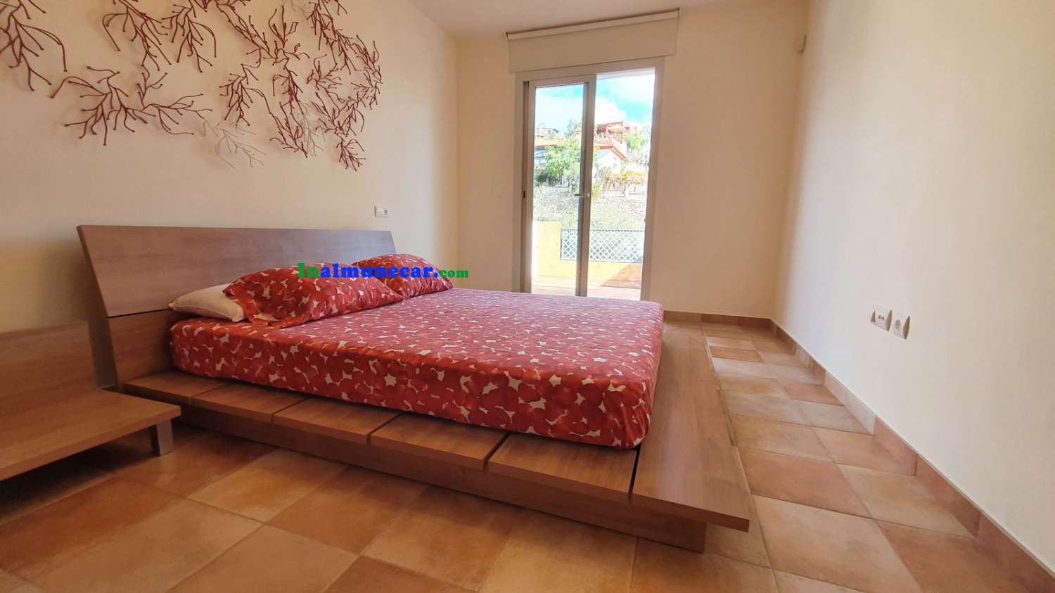 Precioso apartamento en venta en Almuñécar, con piscina comunitaria y frondosos jardines