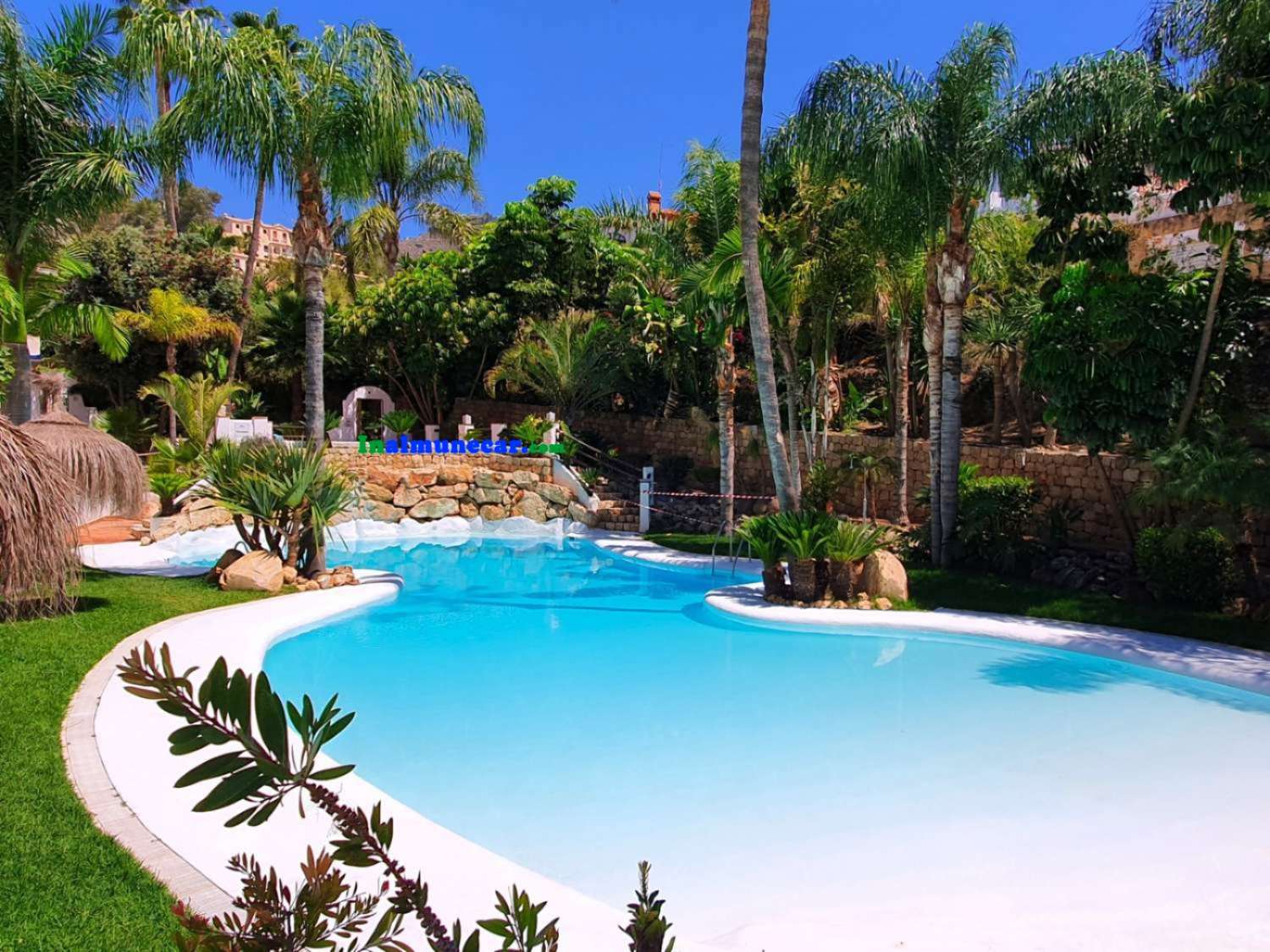 Smuk lejlighed til salg i Almuñecar, med fælles pool og frodige haver