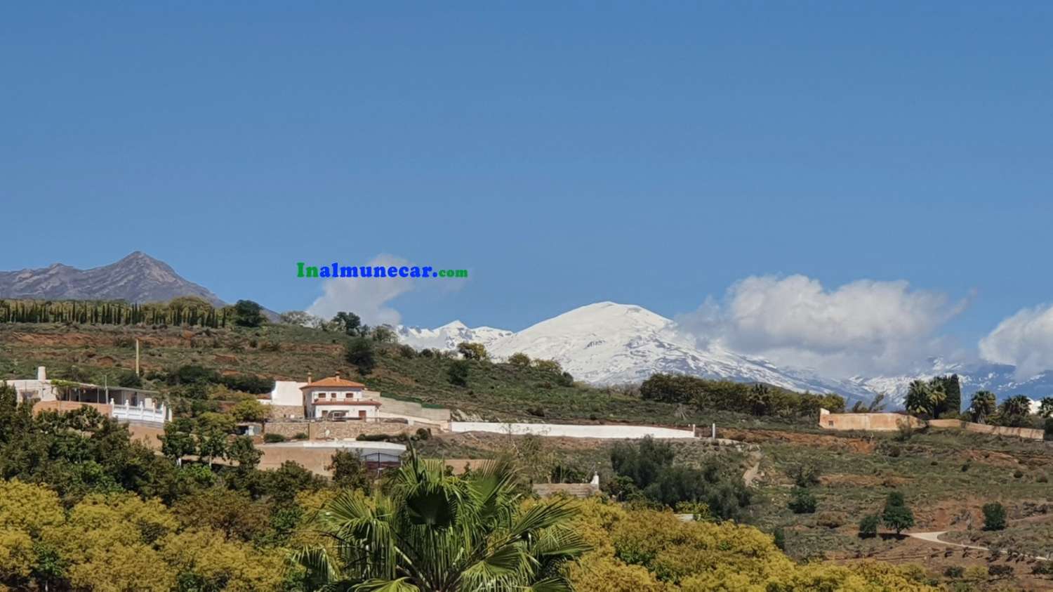 Bygrund til salg i Monte de los Almendros med smuk hav- og bjergudsigt