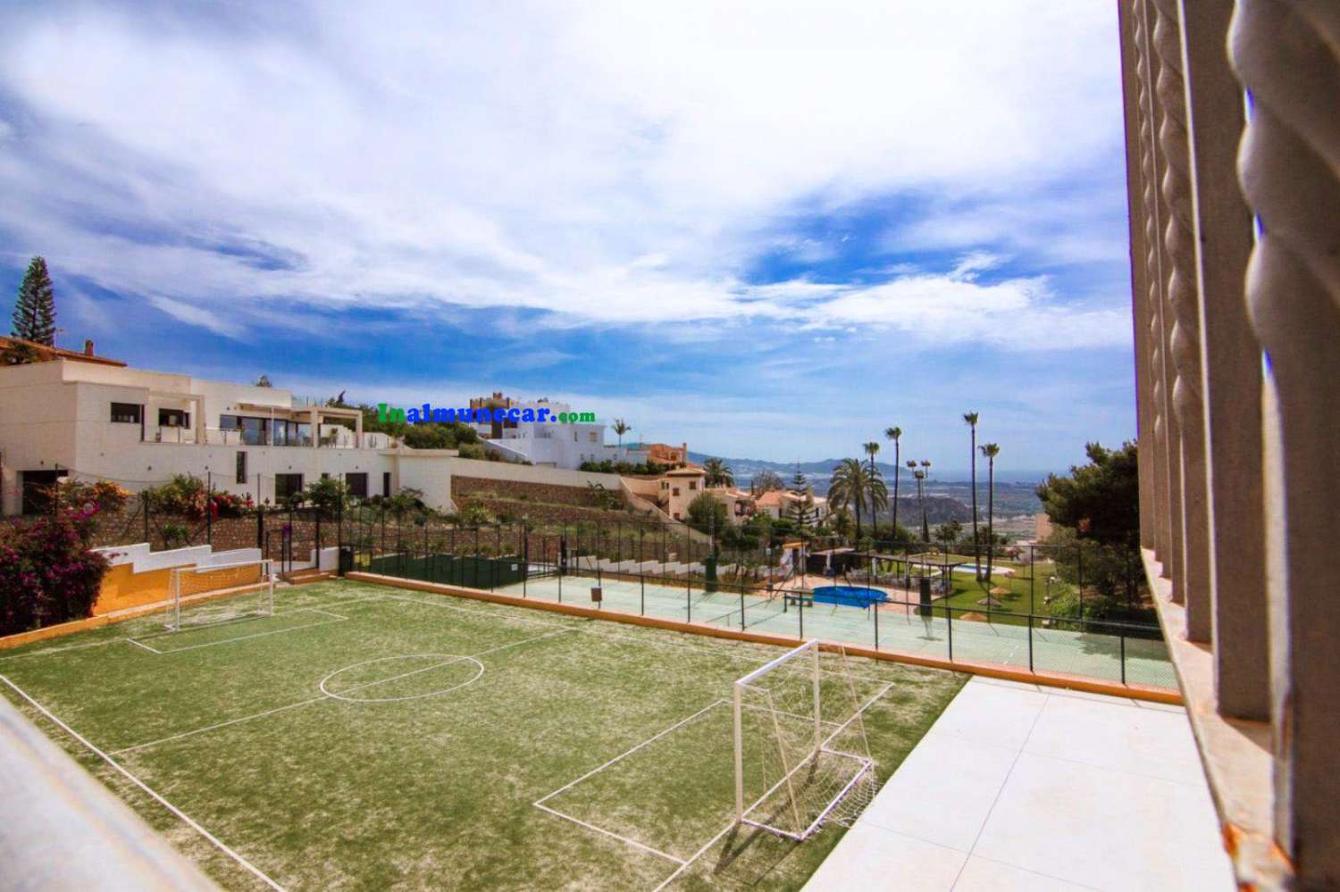 Terrain urbain à vendre à Monte de los Almendros avec de belles vues sur la mer et la montagne