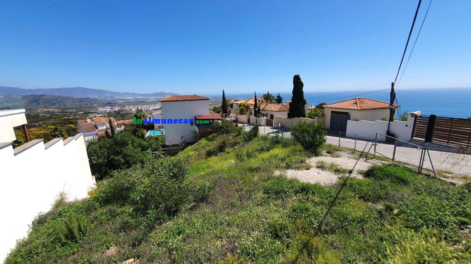 Stadtgrundstück zum Verkauf in Monte de los Almendros mit herrlichem Blick auf das Meer und die Berge