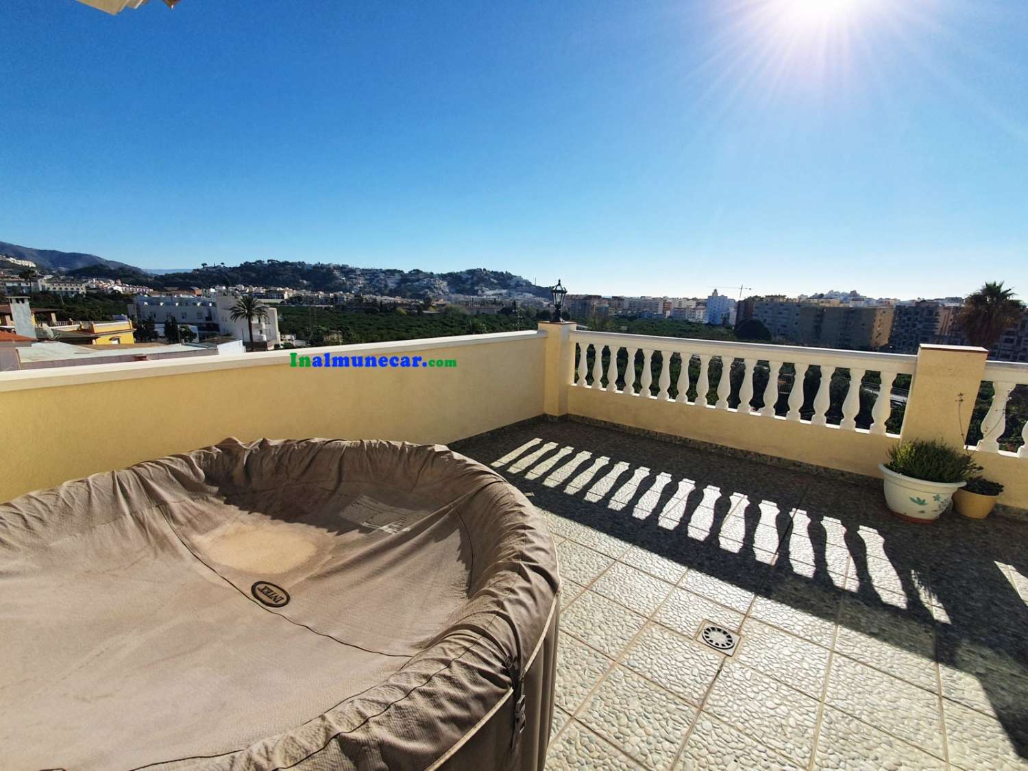 House for sale in Almuñécar with wonderfully large terraces.