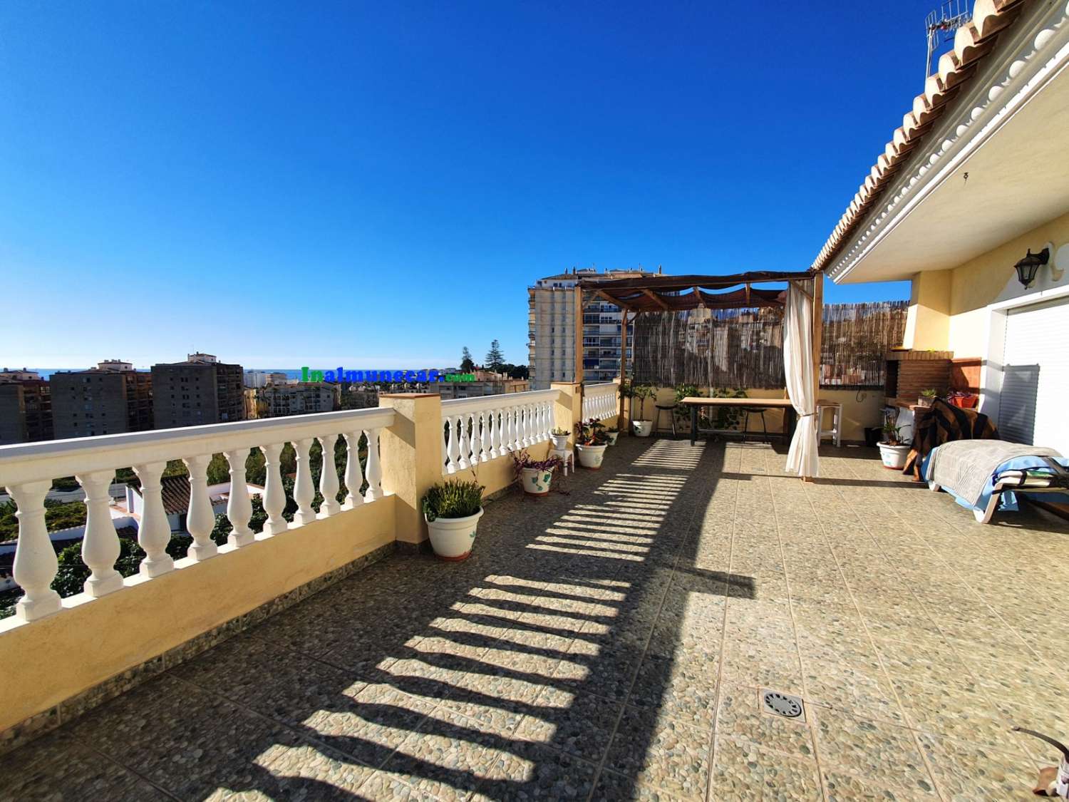 House for sale in Almuñécar with wonderfully large terraces.
