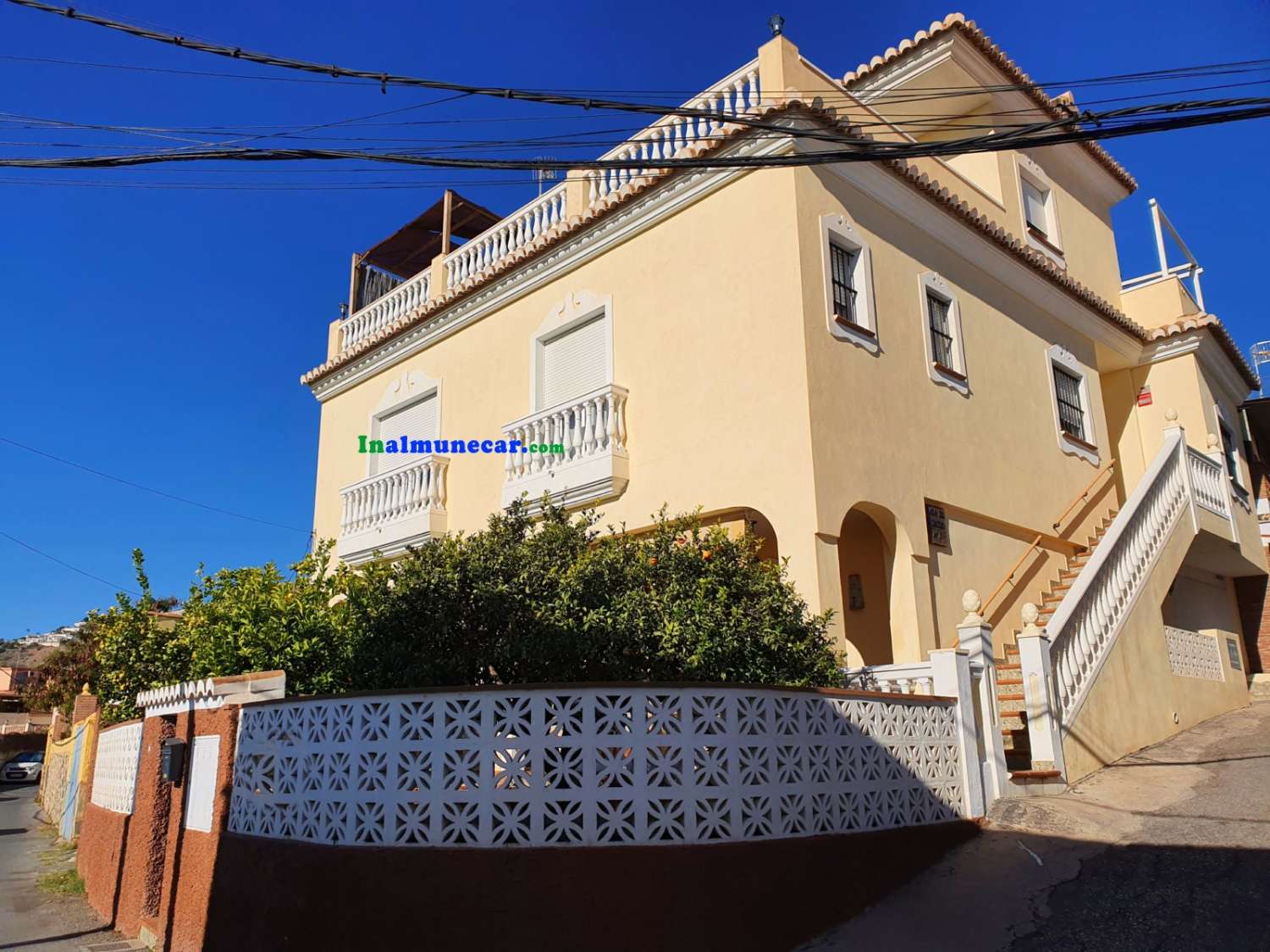 Hus til salg i Almuñécar med store terrasser.
