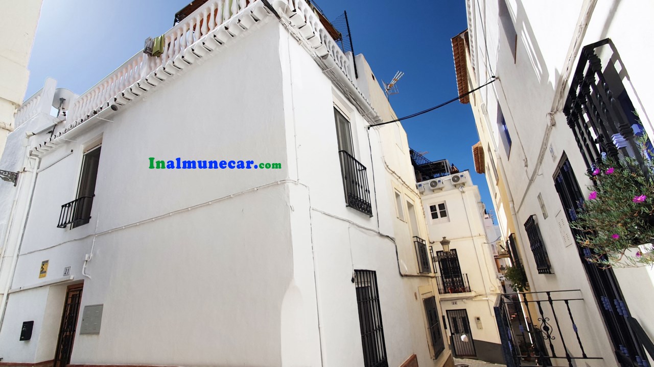 Hus till salu i den historiska stadskärnan i Almuñecar, mycket nära stranden
