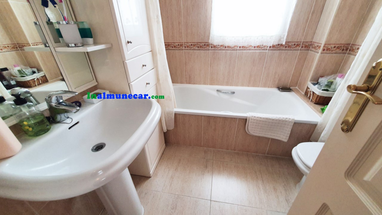 Chalet adosado con vistas al mar y piscina privada en La Herradura