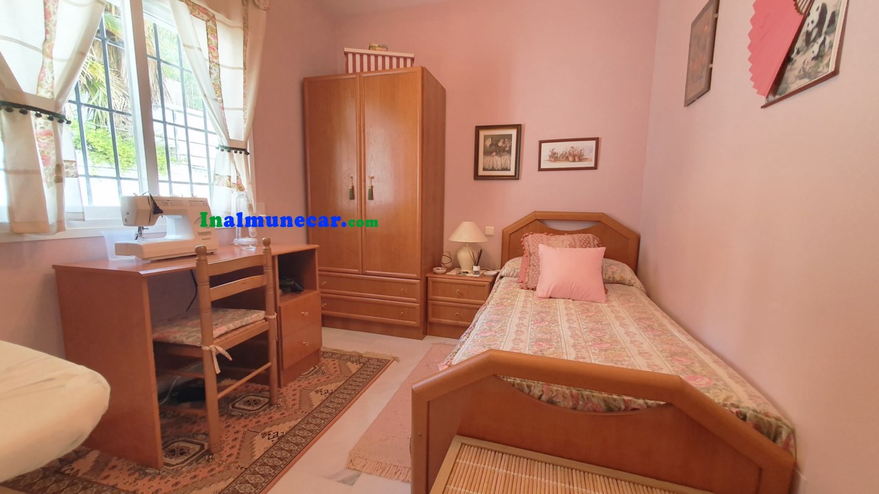 Chalet adosado con vistas al mar y piscina privada en La Herradura