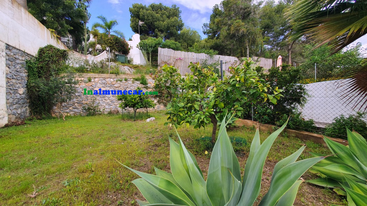 Chalet adosado con vistas al mar y piscina privada en La Herradura