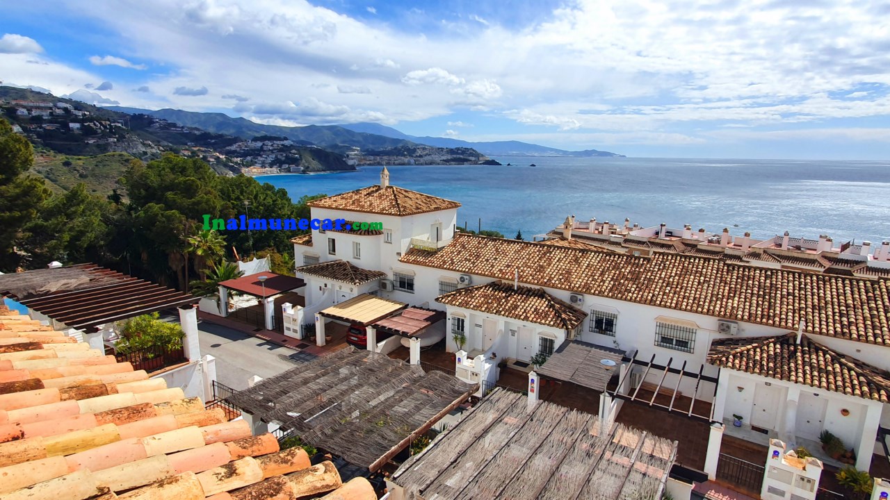 Chalet adosado con vistas al mar y piscina privada en La Herradura