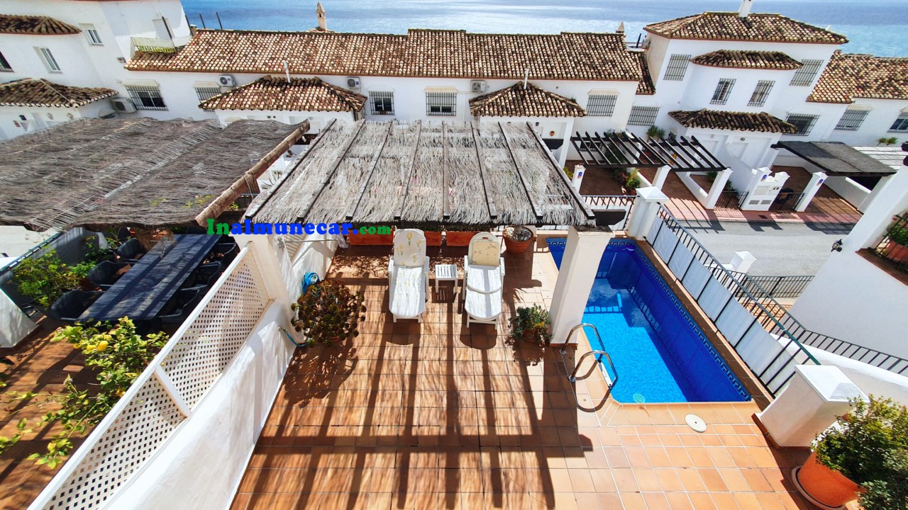 Chalet adosado con vistas al mar y piscina privada en La Herradura
