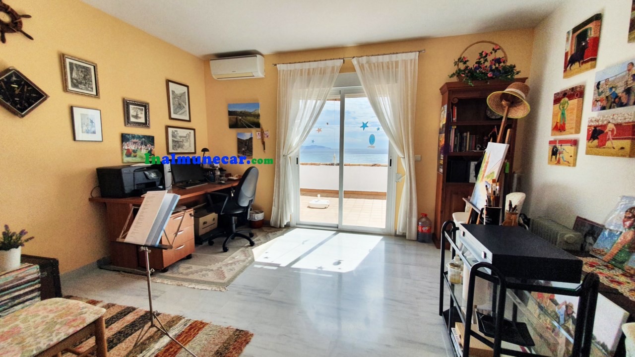 Chalet adosado con vistas al mar y piscina privada en La Herradura