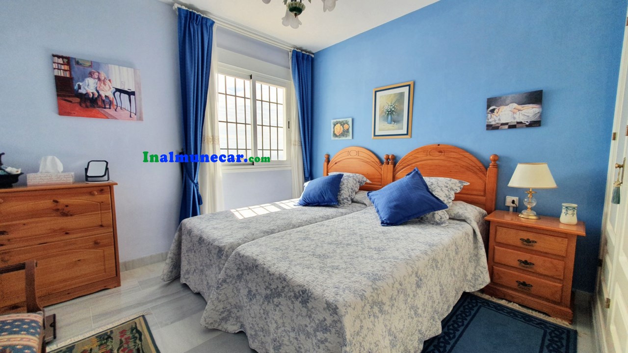 Chalet adosado con vistas al mar y piscina privada en La Herradura