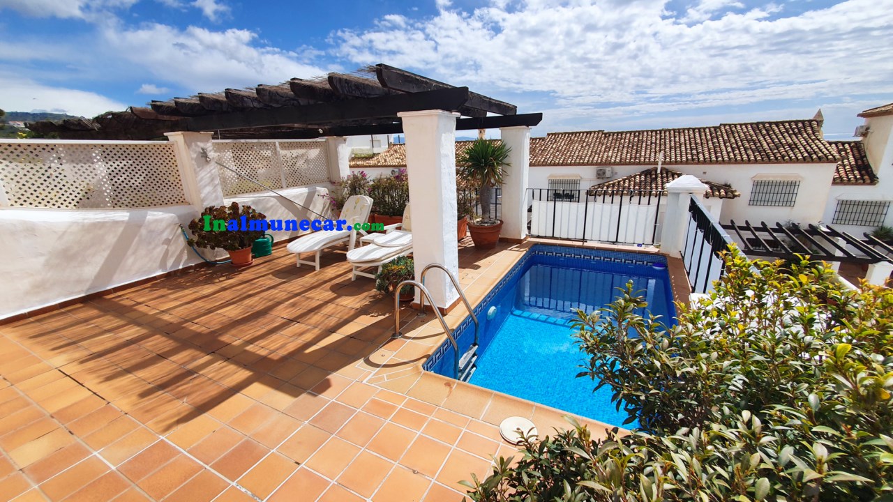Chalet adosado con vistas al mar y piscina privada en La Herradura
