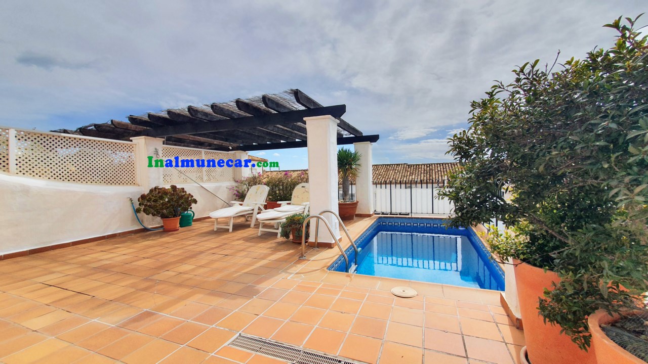 Chalet adosado con vistas al mar y piscina privada en La Herradura