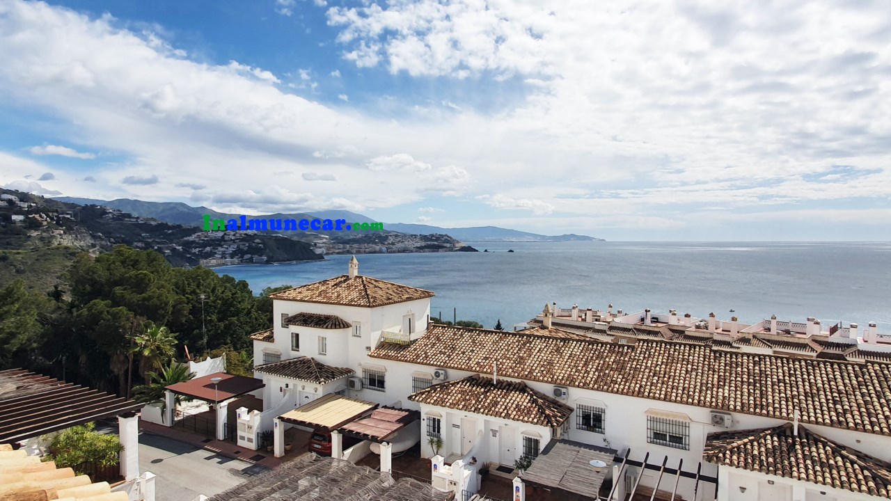 Chalet adosado con vistas al mar y piscina privada en La Herradura