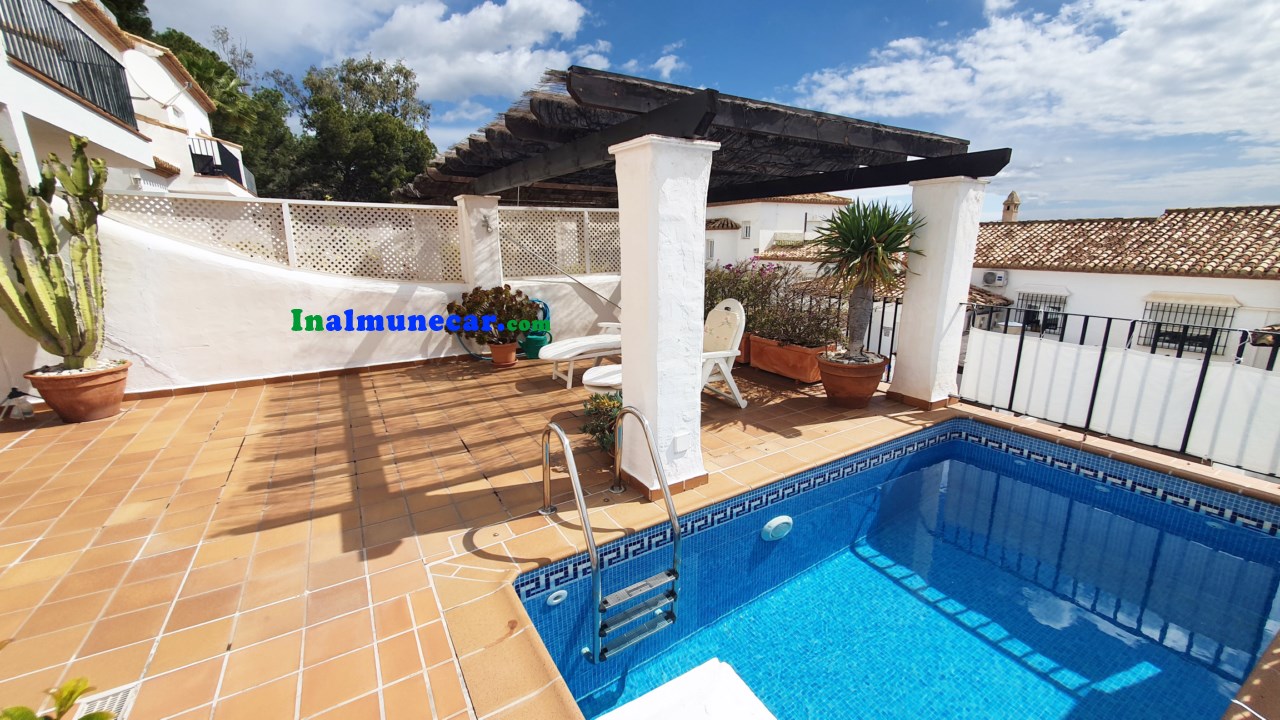 Chalet adosado con vistas al mar y piscina privada en La Herradura