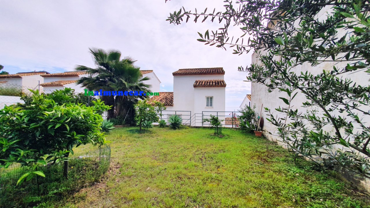 Chalet adosado con vistas al mar y piscina privada en La Herradura