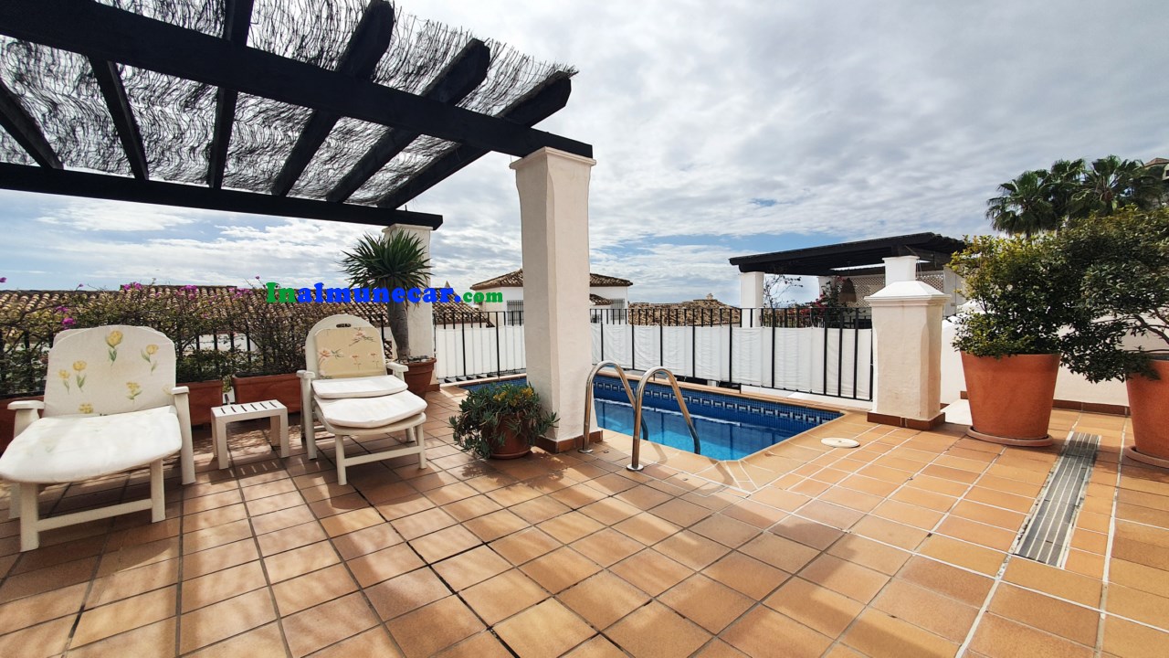 Chalet adosado con vistas al mar y piscina privada en La Herradura
