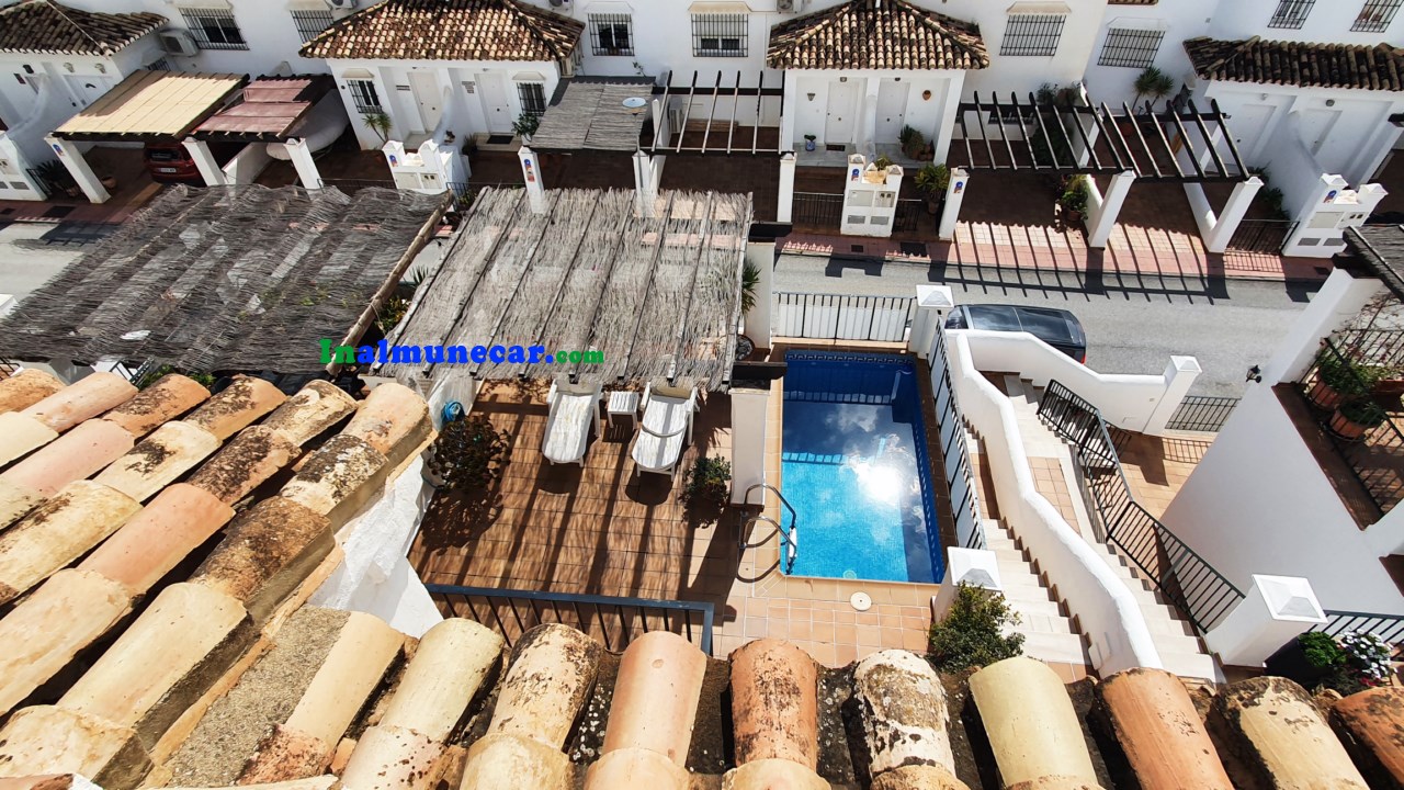 Chalet adosado con vistas al mar y piscina privada en La Herradura