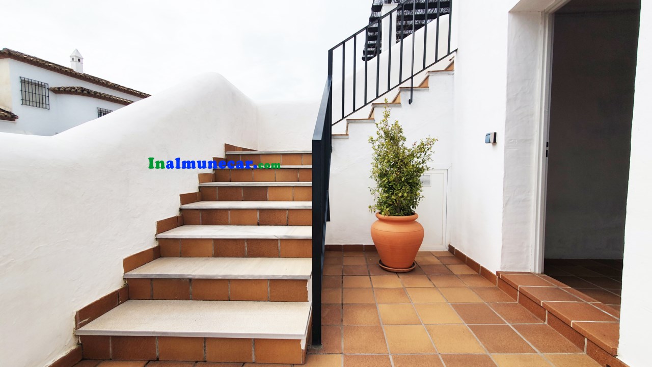 Chalet adosado con vistas al mar y piscina privada en La Herradura