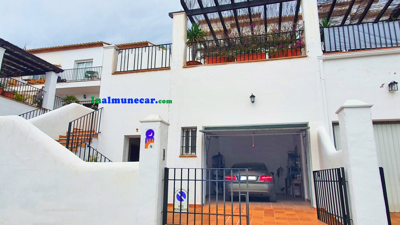 Chalet adosado con vistas al mar y piscina privada en La Herradura