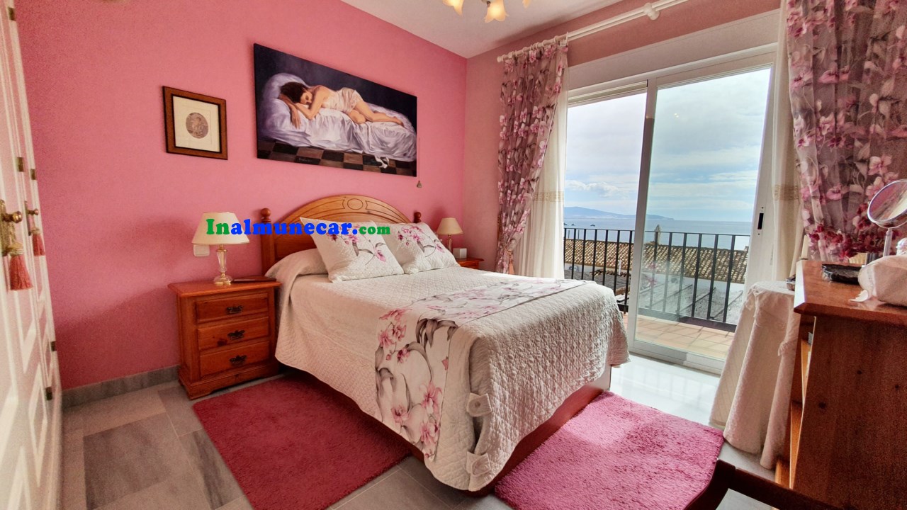 Chalet adosado con vistas al mar y piscina privada en La Herradura