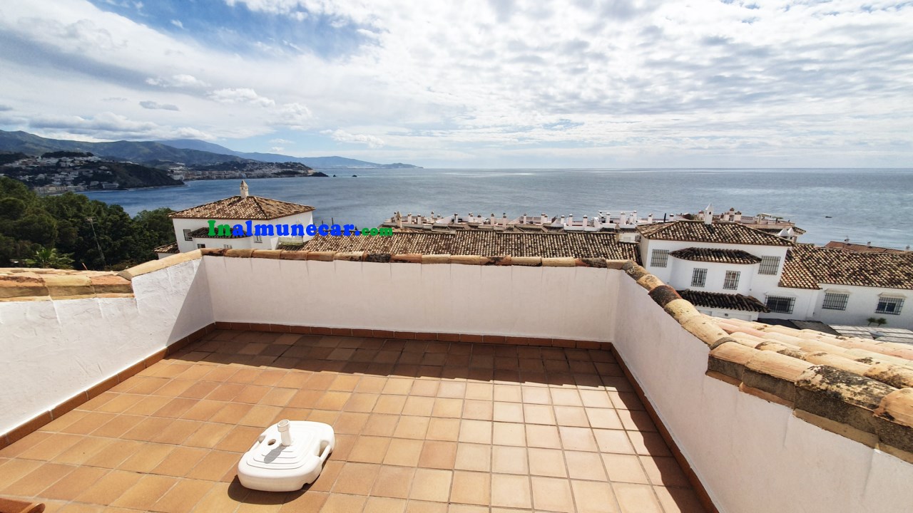 Chalet adosado con vistas al mar y piscina privada en La Herradura