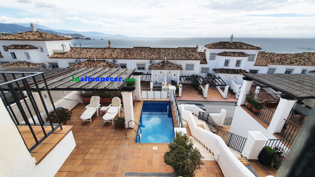 Chalet adosado con vistas al mar y piscina privada en La Herradura