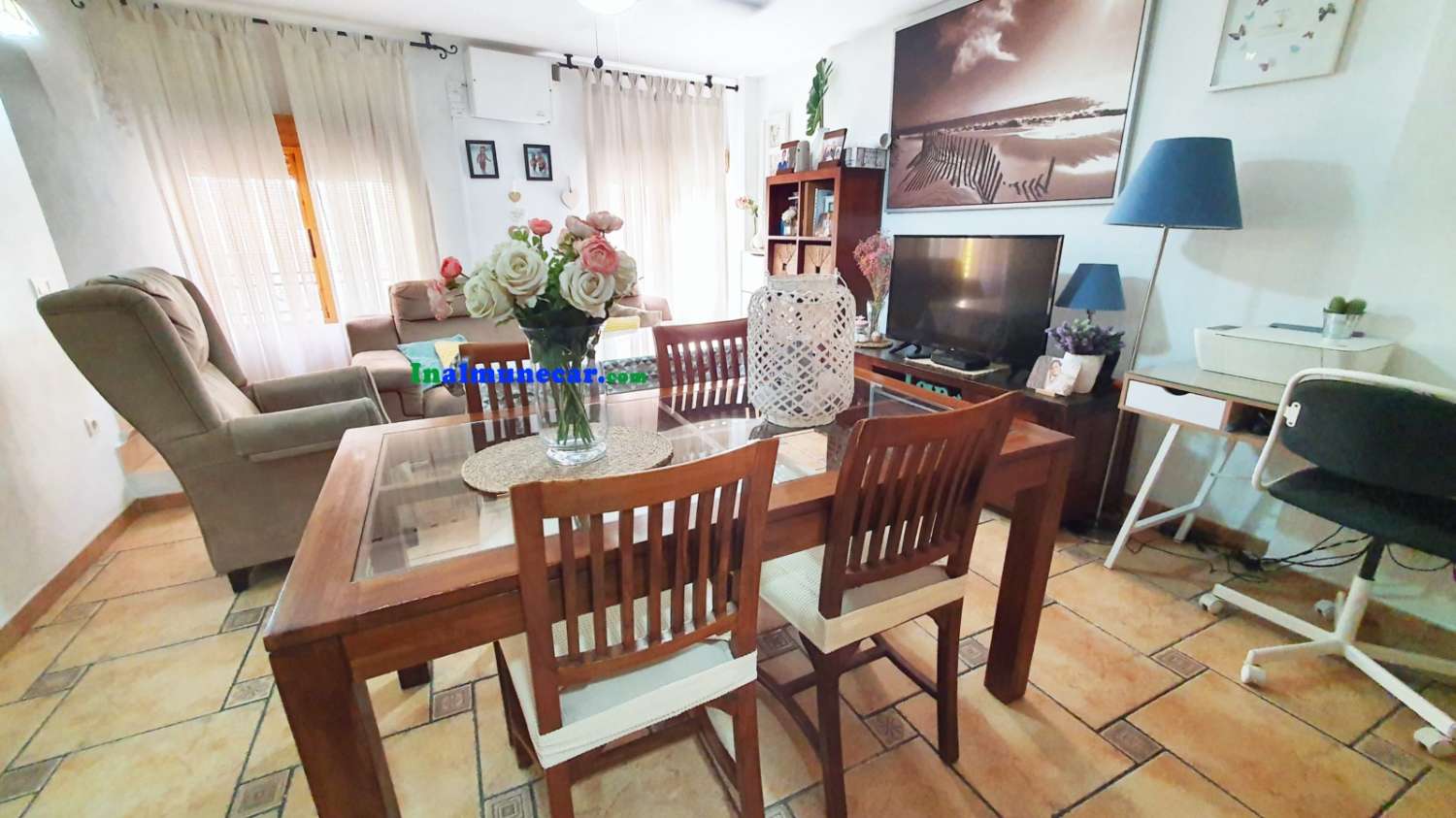 Casa en venta en Almuñécar con local comercial en pleno centro