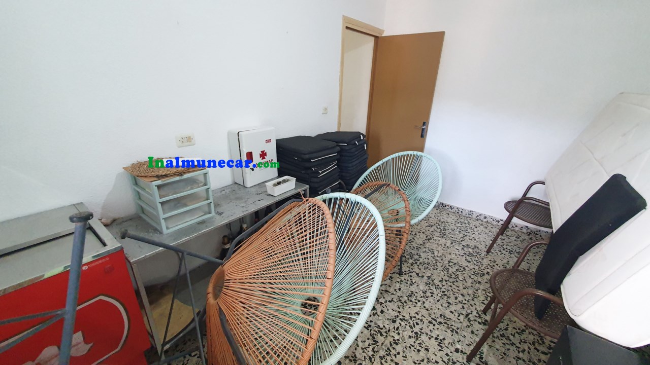 Se vende restaurante en Otivar  junto con una amplia vivienda .