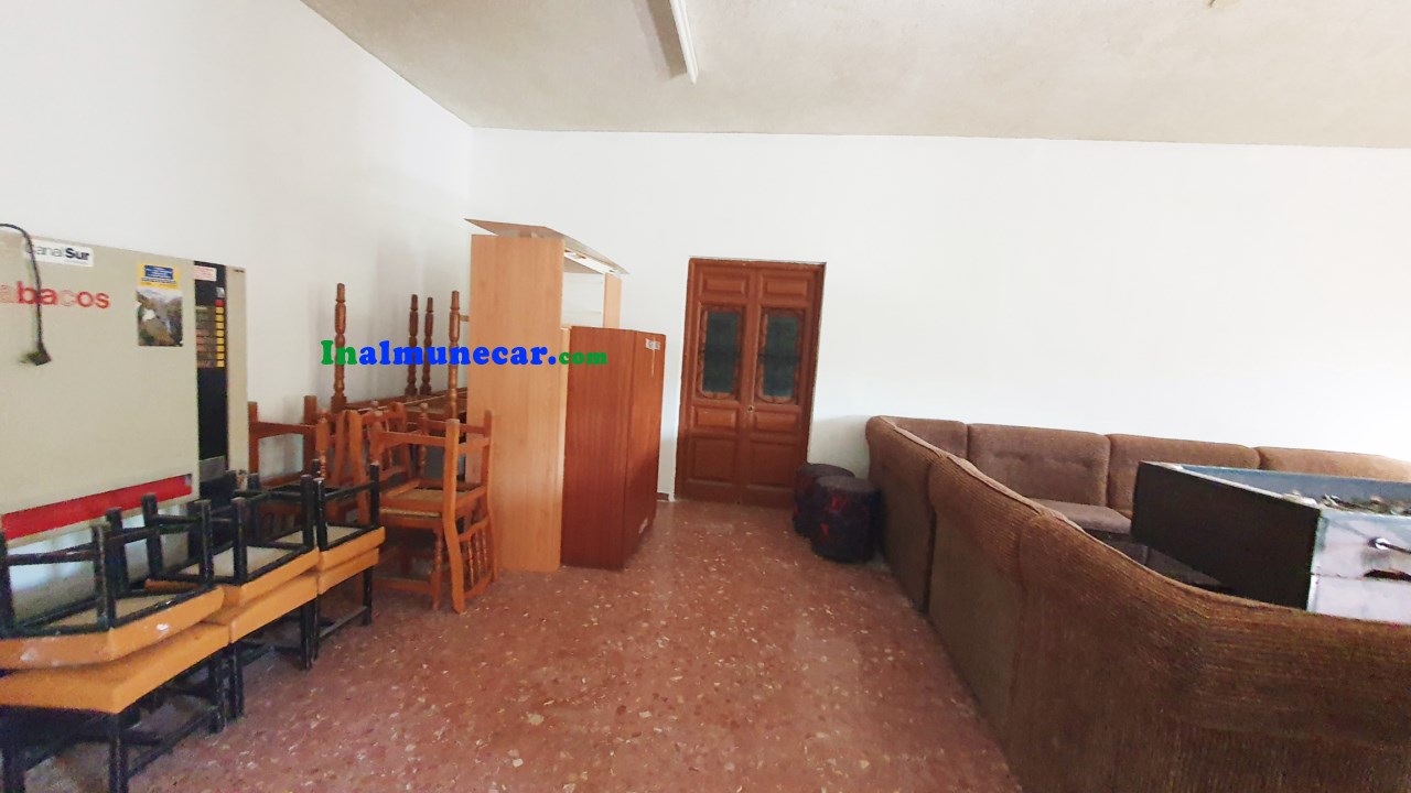 Se vende restaurante en Otivar  junto con una amplia vivienda .