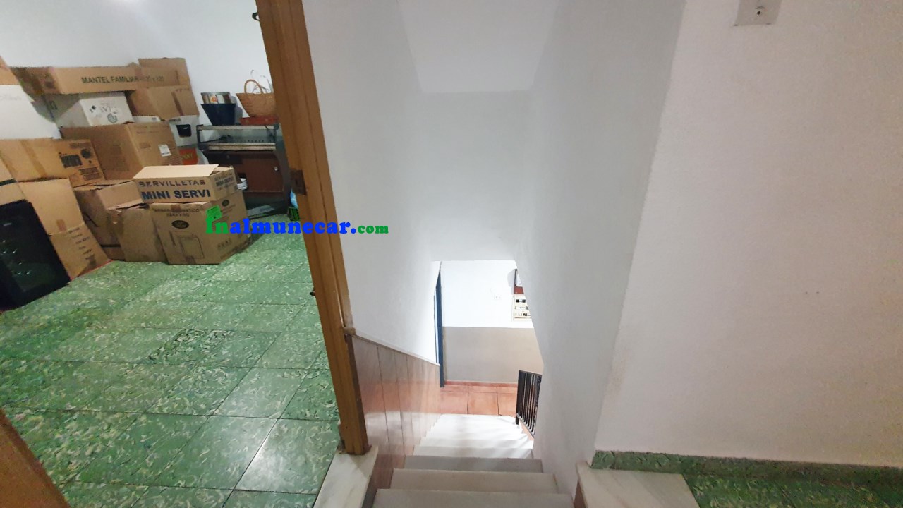 Se vende restaurante en Otivar  junto con una amplia vivienda .