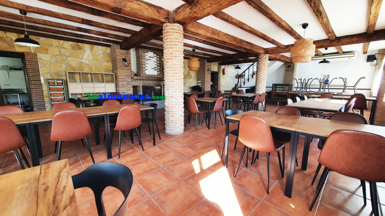 Se vende restaurante en Otivar  junto con una amplia vivienda .