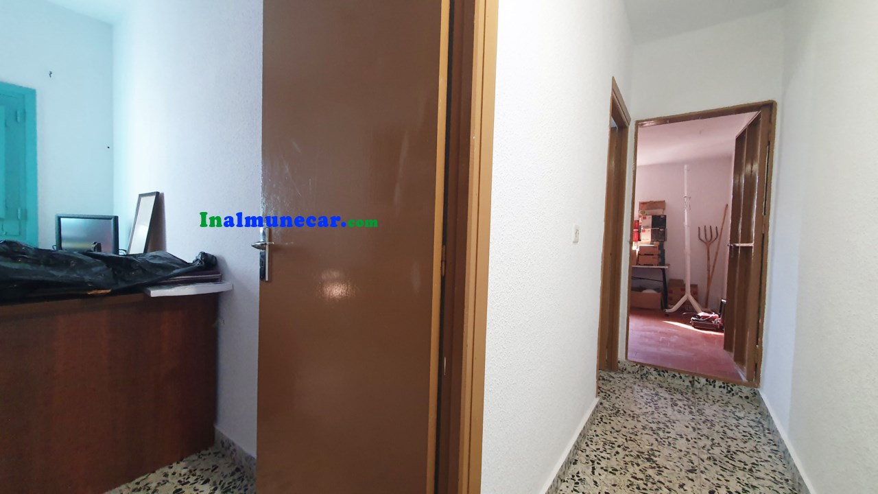 Se vende restaurante en Otivar  junto con una amplia vivienda .